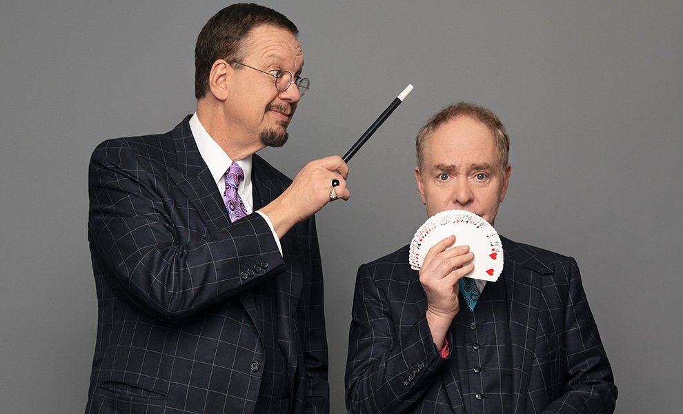 Easy Card Tricks How To Do Penn Teller S Whispering Queen Card Trick In 8 Steps 2021 Masterclass